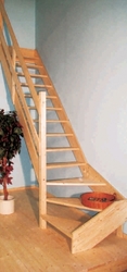 Typové schody LOM 2 700/2940 smrk, ukázka realizace, LEVÉ zalomení